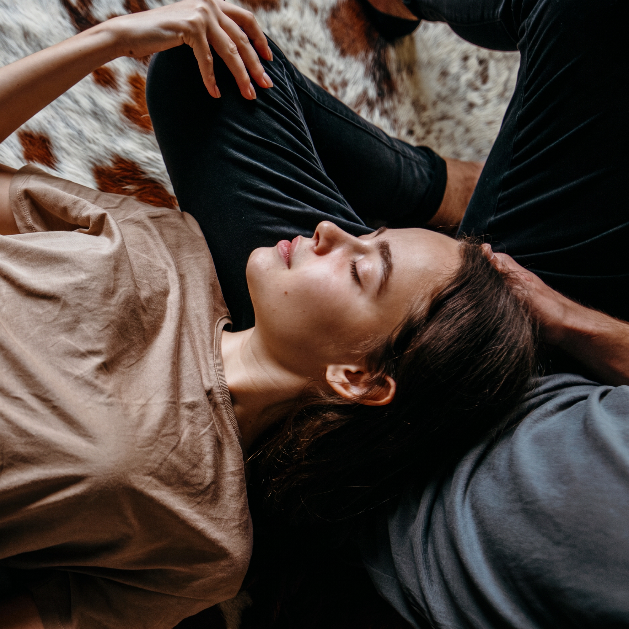 Een vrouw rust met gesloten ogen terwijl iemand haar hoofd ondersteunt